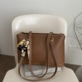 Borsa tote in pelle sintetica marrone con cuciture a contrasto e foulard decorativo - Cuoio