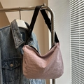 Bolso bandolera de media luna minimalista en color violeta claro con correa ajustable - Morado