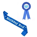 Kit festa Birthday Boy con fascia in raso blu e distintivo in nastro plissettato - Blu