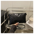 Pochette a busta nera opaca con borchie geometriche e tracolla sottile - Nero