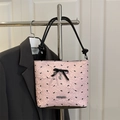 Bolso tipo cubo rosa con patrones de lazos negros y colgante de corazón estilo chic - Rosa