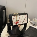 Bolso de hombro de cuero negro con estampado de cerezas y colgante de cereza decorativo - Negro