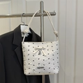 Bolso tipo cubo blanco con lazos negros, detalle de cinta y colgante de corazón en percha - Blanco