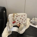 Bolso tote blanco con estampado de cerezas, colgante de cereza y correa ancha de nylon - Blanco
