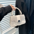 Elegante cremefarbene Leder-Handtasche mit Pailletten-Klappe und silbernem Drehverschluss - Weiß