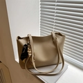 Minimalistische beige Tote-Bag aus mattem Kunstleder mit einem modischen Seidenschal-Detail - Khaki