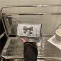 Silberne Umhängetasche mit Schlangenmuster, Metallschleife und Kettenriemen - Silber