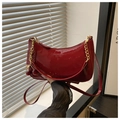 Dettaglio borsa hobo in pelle verniciata rossa con catena oro e ciondolo ciliegia - Rosso Borgogna Con Pendaglio