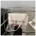 Dettaglio borsa a mano color crema in pelle PU con chiusura a rotazione dorata - Bianco
