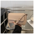 Dettaglio della borsa beige con patta che mostra l'elegante chiusura a scatto dorata - Cachi