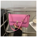 Dettaglio della borsa a tracolla rosa Barbie con chiusura in metallo dorato - Rosa