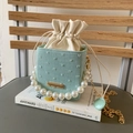 Elegante hellgrüne Web-Eimertasche mit Perlengriff und flauschiger Polka-Dot-Struktur - Grün