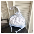 Dettaglio della borsa a coulisse con patchwork floreale e a quadretti e pizzo bianco - Blu