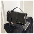 Details einer schwarzen Lackleder-Handtasche mit goldenen Beschlägen und Logo - Schwarz