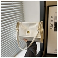 Detalle del bolso de hombro en PU blanco con hebilla cuadrada dorada y correa cadena - Blanco