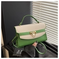 Dettaglio ravvicinato in ecopelle verde e trama intrecciata con chiusura dorata sulla borsa - Verde