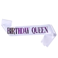 Gros plan de l'écharpe Birthday Queen en satin blanc avec lettrage violet métallisé - Reine d'Anniversaire Violet et Blanc Écharpe Uniquement