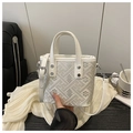 Dettaglio della piccola borsa a tracolla bianca con ricami floreali vintage e rivetti argentati - Bianco