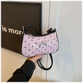 Détail du sac à main plissé rose avec motifs de cœur et pendentif nœud métallique - Imprimé Cœur Rose Sans Pendentif