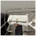 Detalle del bolso baguette de cuero blanco con hebilla de metal dorado y correa fina al hombro - Blanco
