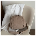 Dettaglio della trama in velluto a coste della borsa beige con chiusura a zip - Cachi