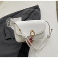 Bolso bandolera blanco minimalista con hebilla de herradura dorada y correa anudada - Blanco Roto