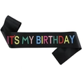 Écharpe d'anniversaire noire satinée 'IT'S MY BIRTHDAY' avec texte imprimé arc-en-ciel - Taille unique / Style Noir avec Lettre Arc-en-ciel (JD041)