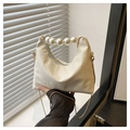 Dettaglio borsa bianca in pelle serpentata con manico di perle e tracolla a catena oro - Bianco