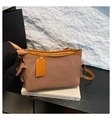 Braune Canvas-Umhängetasche mit orangem Lederbesatz und verstellbarem Schultergurt - Braun