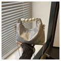 Dettaglio borsa hobo argento effetto serpente con manico di perle e catena dorata - Argento