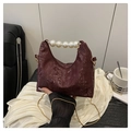Borsa bordeaux con stampa serpente, manico di perle bianche e tracolla a catena dorata - Rosso