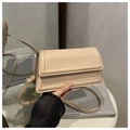 Bolso bandolera cuadrado blanco crema con costuras geométricas y hebilla metálica - Caqui
