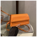 Bolso bandolera naranja minimalista con correa ajustable y diseño cuadrado pequeño - Naranja