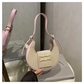 Roze en beige colorblock halve maan schoudertas van stro met gouden gesp detail - Roze