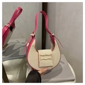 Contrast color hobo bag in beige woven fabric and pink leather with gold buckle - Rose Pink