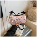 Sac bandoulière rose plissé avec cœurs noirs, nœud métallique et charm en perles - Imprimé Cœur Rose Avec Pendentif