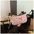Sac bandoulière plissé rose avec imprimé nœuds noirs et pendentif en perles élégant - Motif de Nœud Avec Charme de Nœud en Perles et Dentelle