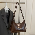 Borsa a spalla marrone scuro lucida con angoli in metallo e doppia tracolla - caffè