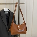 Borsa hobo marrone lucido con chiusura triangolare in metallo e tracolla regolabile - Marrone