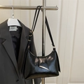 Borsa sottobraccio minimalista in vernice nera con fibbia dorata e tracolla - Nero