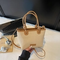 Retro geweven tote bag in contrastkleuren met bruin lederen handvatten en schouderriem - Khaki