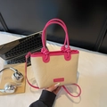 Sac panier en paille beige avec poignées en cuir rose vif et longue bandoulière - Rose rosé