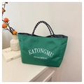 Dettaglio della borsa tote in nylon verde con scritte bianche e manici in corda - Verde