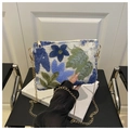 Détail de la broderie florale bleue sur la pochette de soirée à paillettes et chaîne - Bleu