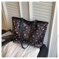 Bolso tote con estampado de flores rosas y lazos blancos sobre un fondo oscuro - Estilo de Lazo Floral (Estilo 4)