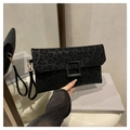 Elegante pochette a busta nera con stampa leopardata, fibbia quadrata e cinturino - Nero