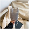 Λεπτομέρεια από ασημί μίνι τσάντα bucket από PU δέρμα με υφή που κρατά ένα μοντέλο - Ασημί