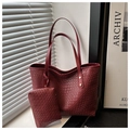 Detailweergave van bordeauxrode gevlochten shopper met bijpassend tasje en gouden klinknagels - Rood