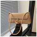 Detalle del bolso baguette beige en cuero sintético con cierre dorado y correa de hombro delgada - Caqui