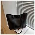 Detalle del bolso tote de cuero PU mate negro con relieve sobre un alféizar blanco - Negro